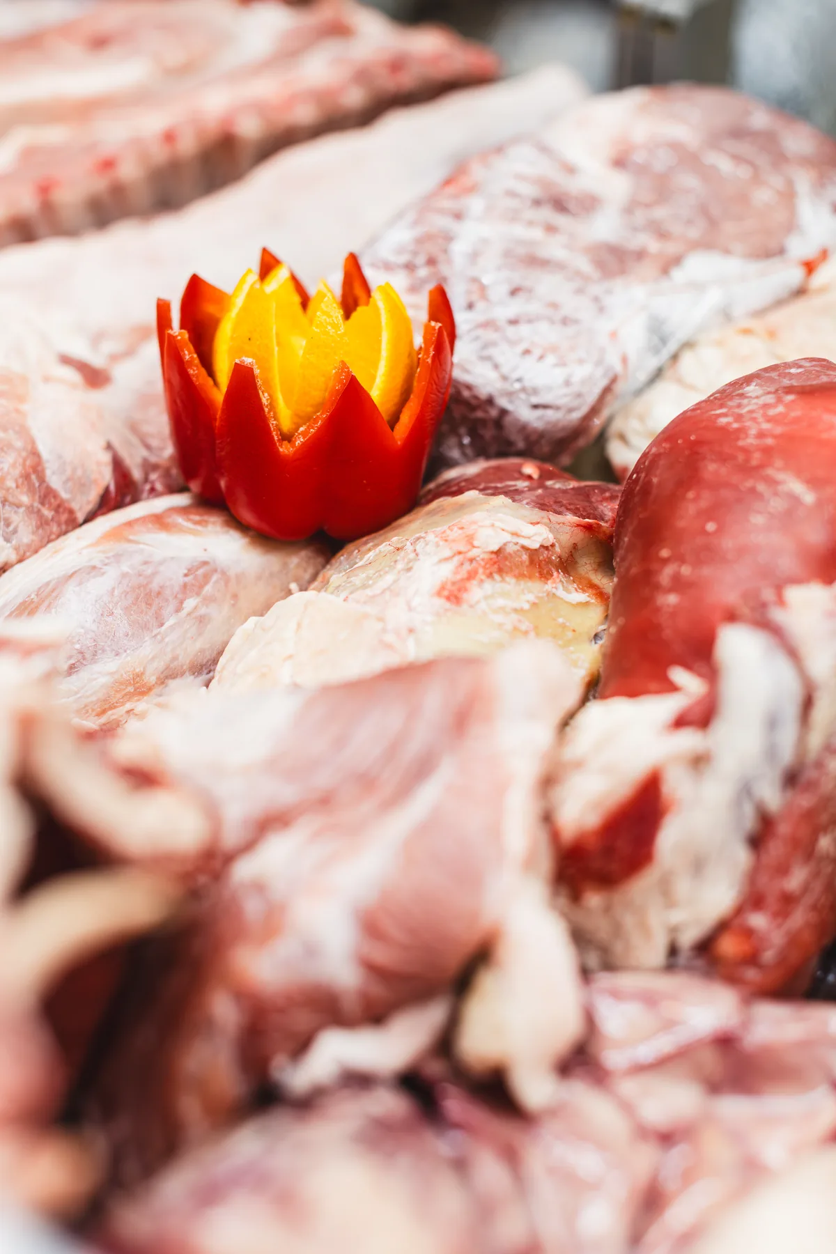 Variedad de carnes frescas en la vitrina.
