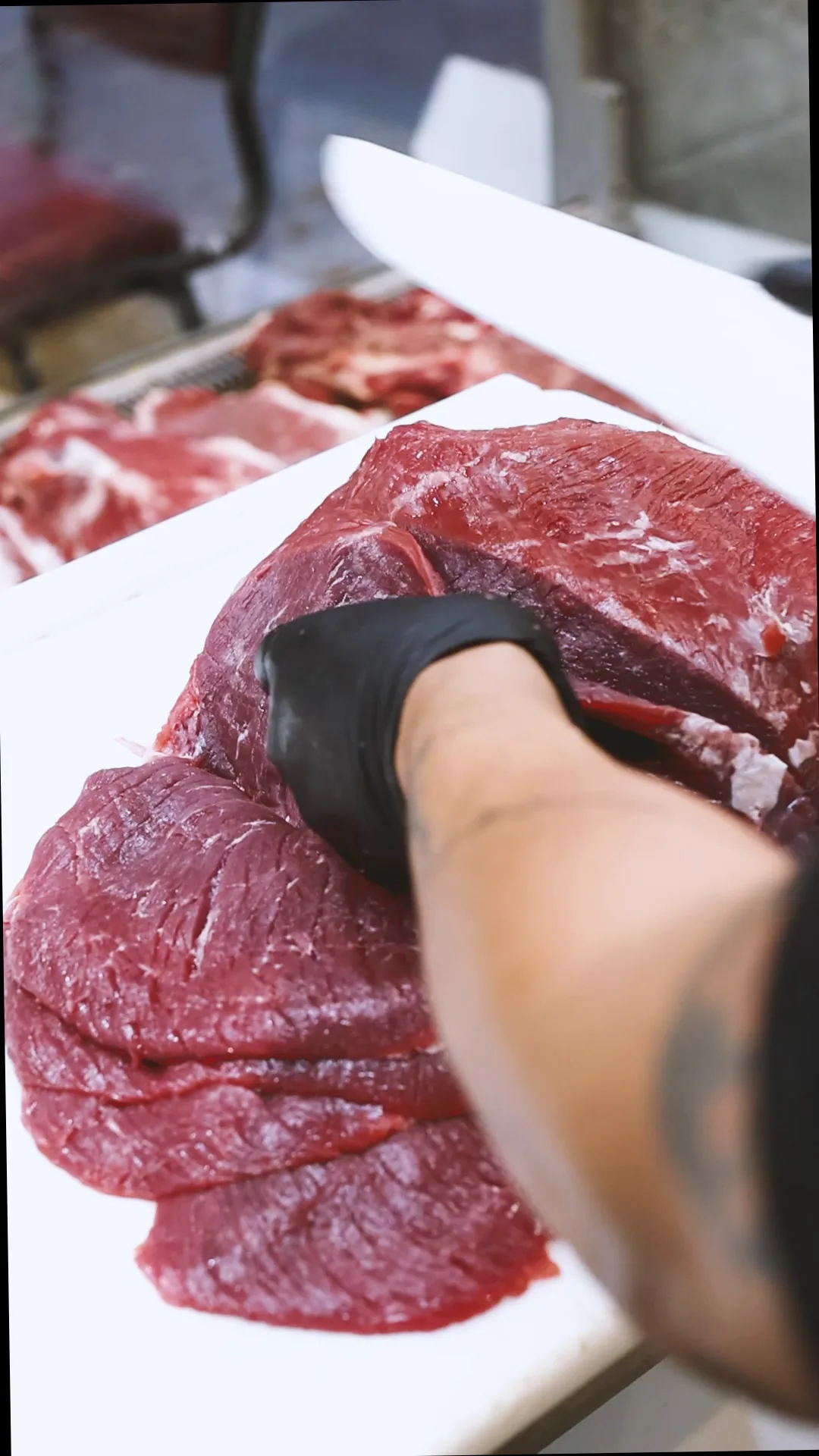 Preparación manual de un corte de carne en el mostrador.