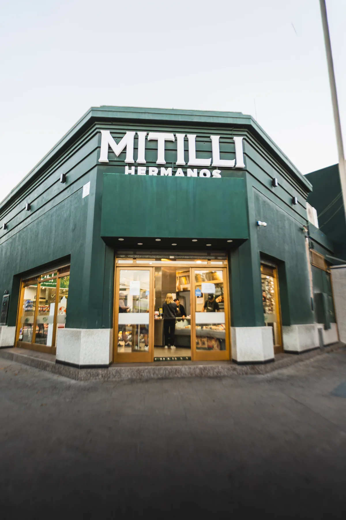 Fachada de Mitilli Hermanos con el ingreso al local.