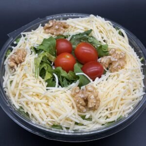 Ensalada de rúcula, roquefort, nueces y cherrys